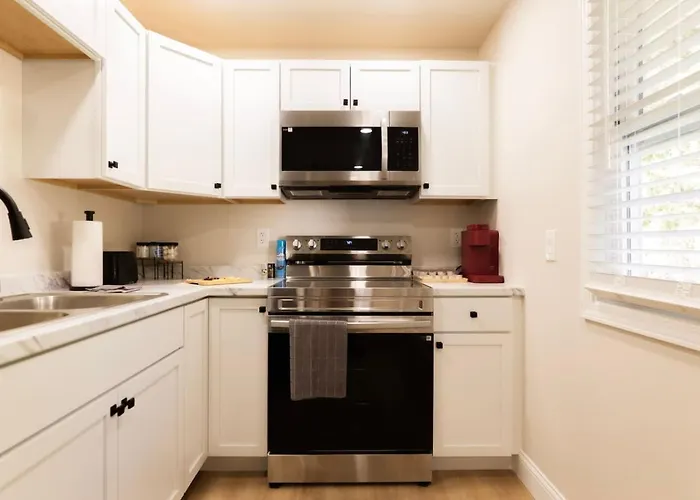 King Comfort - Bright And Modern 1br In Casa de férias Dunlap